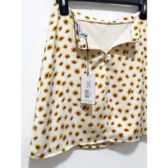 NWT: WeWoreWhat - Women's, Ivory, Ditsy Daisies, Mini Slip Skirt (size Small) - Picture 3 of 5